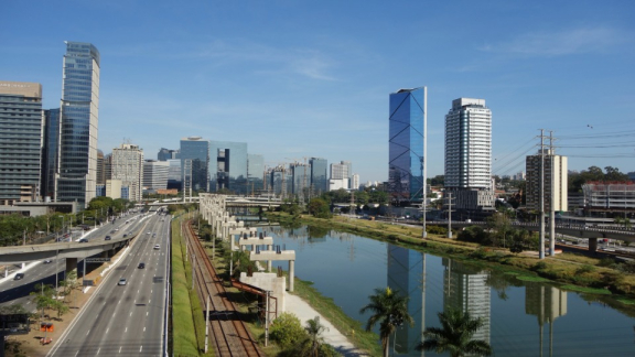 Moderne Skyline von São Paulo am Fluss Pinheiros als Symbol für den Neustart mit den Auswanderer-Checklisten von DACHSER & KOLB in Brasilien.