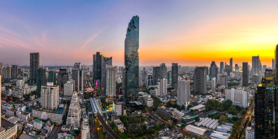 Farbenfrohes Stadtpanorama von Bangkok bei Sonnenuntergang als Zielregion für den sicheren Überseeumzug mit DACHSER & KOLB nach Thailand.