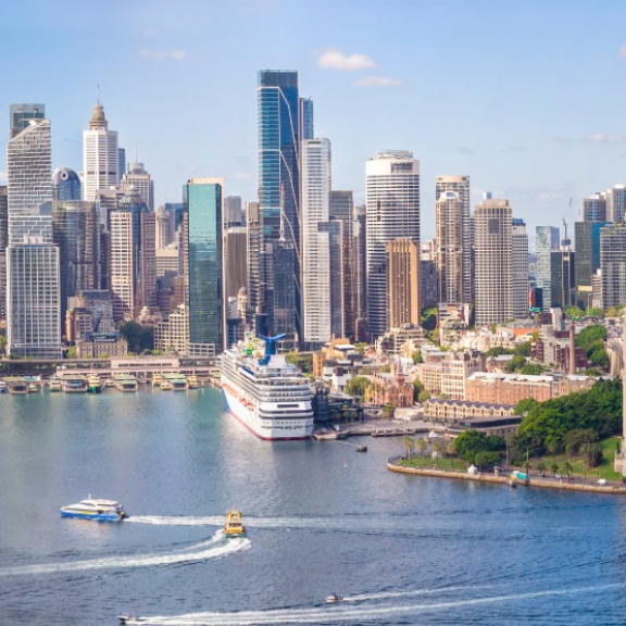 Panorama of the Sydney skyline with the Opera House and Harbour Bridge for an overseas relocation to Australia with DACHSER & KOLB.