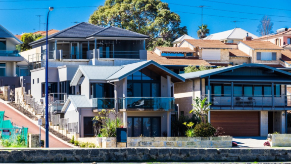 Typical modern residential houses in an Australian suburb as the destination for emigrating to Australia with DACHSER & KOLB.