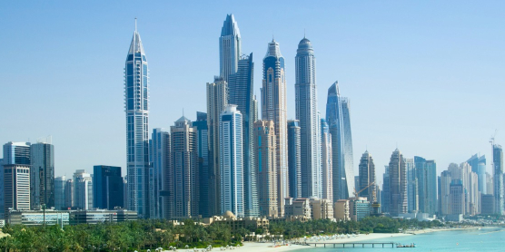 Panorama der Skyline von Dubai Marina am Persischen Golf für den sicheren Überseeumzug in die VAE mit DACHSER & KOLB.