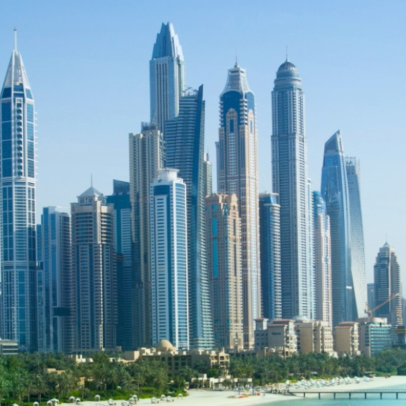Panorama of the Dubai Marina skyline on the Persian Gulf for a secure overseas relocation to the UAE with DACHSER & KOLB.