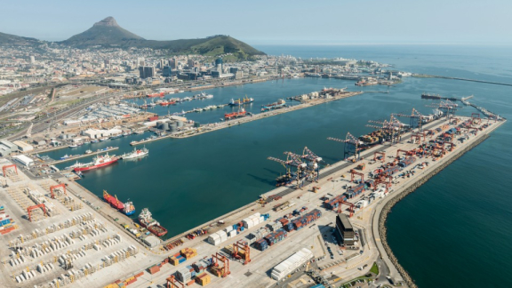 Large shipping port in Cape Town with containers and logistics facilities for inland transport with DACHSER & KOLB.