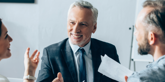 Beratungsgespräch zu den Formalitäten beim Unmelden nach dem Umzug in einem modernen Büro.