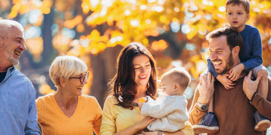 Mehrgenerationenfamilie im Park – Symbolbild für die Vorteile für unsere Kunden