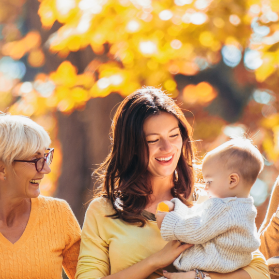 Mehrgenerationenfamilie im Park – Symbolbild für die Vorteile für unsere Kunden