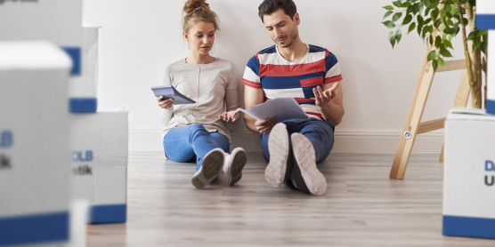 Paar bespricht Umzugskosten – Preisfaktoren für den Umzug verständlich erklärt.