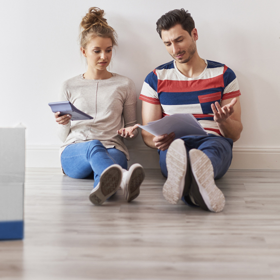 Paar bespricht Umzugskosten – Preisfaktoren für den Umzug verständlich erklärt.