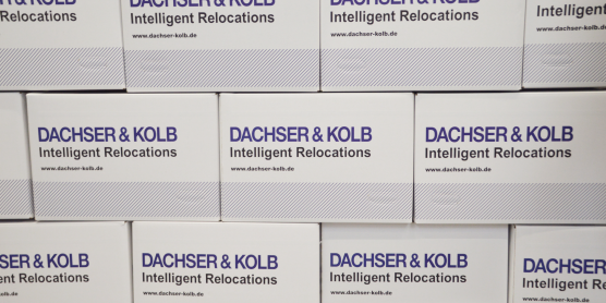 Umzugskartons von DACHSER & KOLB mit Slogan 