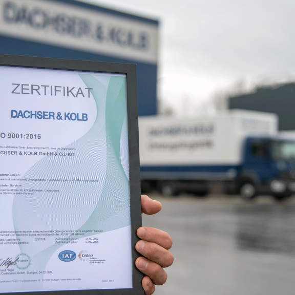 ISO-Zertifikat von DACHSER & KOLB als sichtbares Zeichen des Qualitätsversprechens.