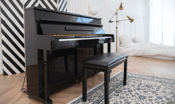 Schwarzes Klavier in modernem Schlafzimmer – Klaviertransport & Flügelumzug mit Sorgfalt und Expertise