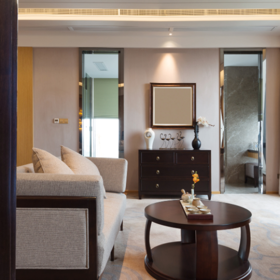 Modernes Wohnzimmer mit Smart-Home-Technologie: Wanddisplay zur Steuerung von Klima, Sicherheit und Medien