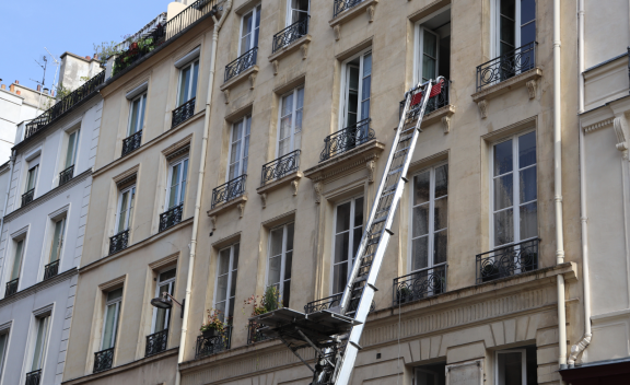 Außenaufzug bei Umzug in Metropole – barrierefreie Lösung für enge Treppenhäuser und hohe Etagen