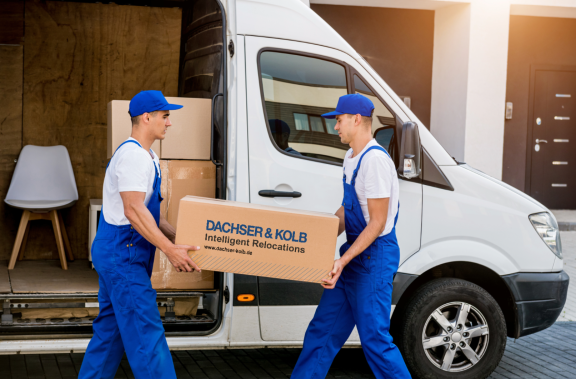 Vergleich: professionelles Umzugsunternehmen schützt Eigentum, während selbstorganisierter Umzug mehr Eigenaufwand erfordert.