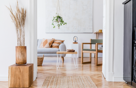 Helles Wohnzimmer mit minimalistischer Einrichtung – Tipps für den Umzug in eine kleinere Wohnung