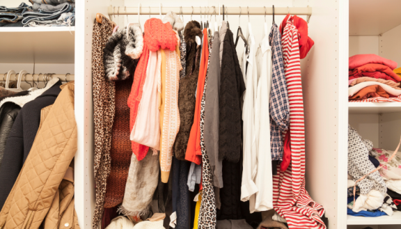 Voller Kleiderschrank – Kleidung beim Umzug richtig entsorgen oder nachhaltig weitergeben und recyceln