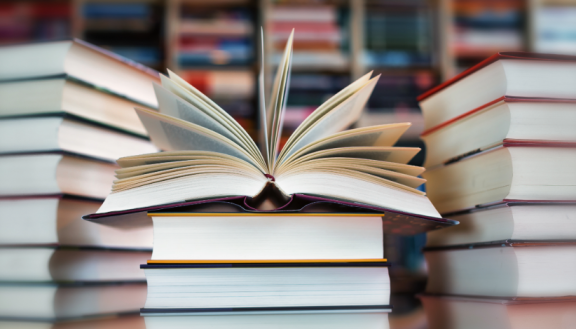 Gestapelte Bücher – beim Umzug Bücher richtig entsorgen, weitergeben oder umweltgerecht recyceln