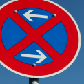 Verkehrszeichen absolutes Halteverbot (Pfeile links/rechts). Info zum Halteverbot beantragen.
