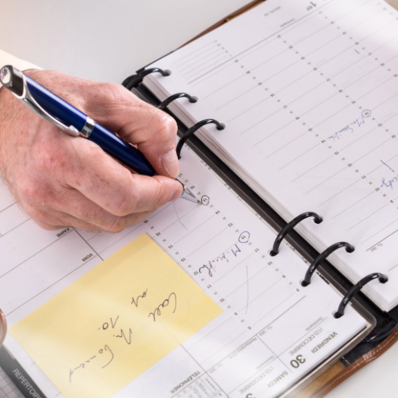 Kalenderplanung mit Smartphone und Notiz – Symbolbild für Sonderurlaub für Umzug und Terminorganisation.