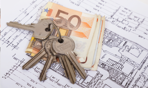 Schlüsselbund und Euro-Geldscheine auf Bauplan – finanzielle Tipps für die erste eigene Wohnung