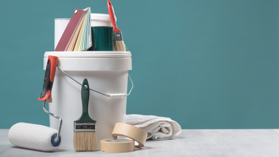 Malerutensilien für Renovierung vor Wohnungsübergabe nach Kündigung der Wohnung