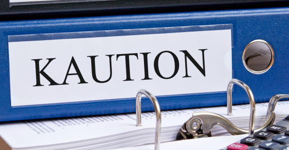 Ordner mit der Aufschrift „Kaution“ im Zusammenhang mit der Rückzahlung nach Wohnungskündigung