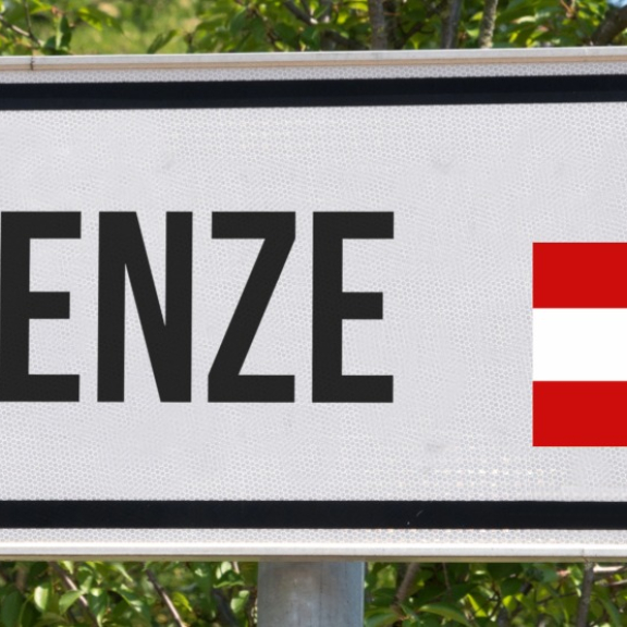 Schild „Grenze“ mit Pfeil sowie deutscher und Schweizer Flagge als Symbol für Zoll Schweiz