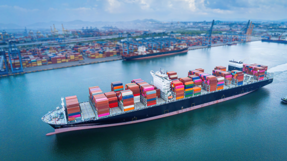 Containerschiff im belebten Hafen, präzise Koordination der ETD für globale Frachtschifffahrt und Lieferketten.