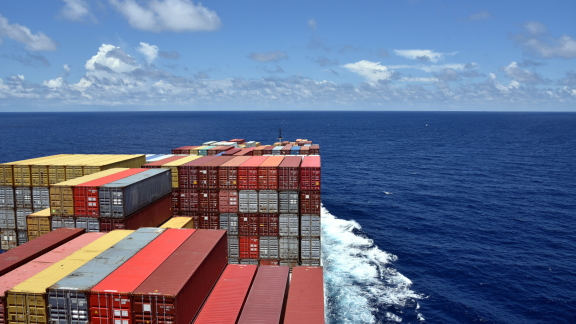 Blick von einem voll beladenen Containerschiff auf offener See – Ihr zuverlässiger Partner für den Seefracht-Umzug.