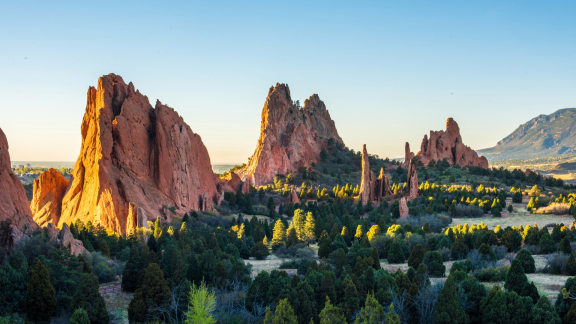 Auswandern nach USA – Rote Felsformationen im Garden of the Gods, eindrucksvolle Natur nahe UNESCO-Welterbe