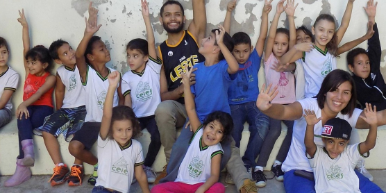 Kinder bei einer Terre des Hommes Initiative für Bildung und Kinderrechte.