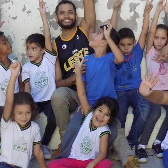 Kinder bei einer Terre des Hommes Initiative für Bildung und Kinderrechte.