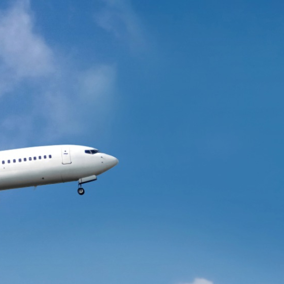 Flugzeug mit US-Flagge am Heck im Anflug – Symbol für Zollvorgaben und Einfuhrbestimmungen beim USA-Umzug.