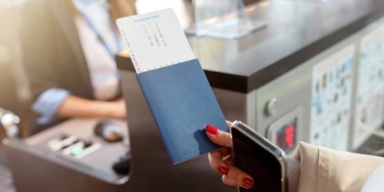 Zoll-Schild an einer geschlossenen Schranke vor EU-Sternen – Symbol für Grenzkontrolle und Zollbestimmungen