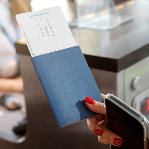 Zoll-Schild an einer geschlossenen Schranke vor EU-Sternen – Symbol für Grenzkontrolle und Zollbestimmungen