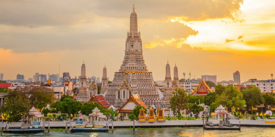 Auswanderziel Thailand: Tempel Wat Arun in Bangkok am Fluss bei Sonnenuntergang in Thailand