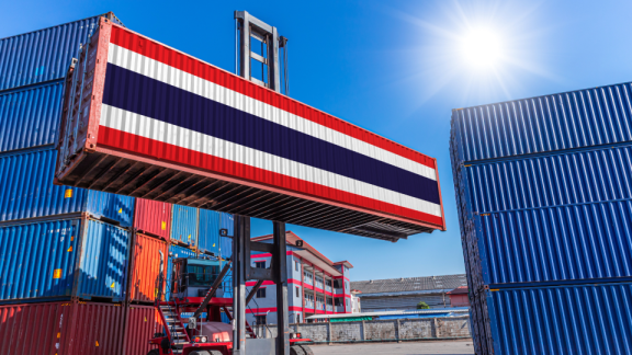 Container mit thailändischer Flagge im Hafen – Symbol für Einreise und Visumformalitäten nach Thailand