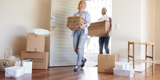 Team bei einer Besprechung mit Whiteboard – Symbolbild für Tipps und Wissen im Umzugs-ABC