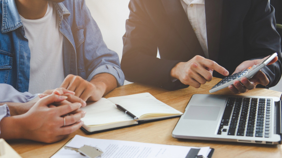 Glaskugel in Form der Weltkugel auf einem Konferenztisch, symbolisiert den Relocation Service für Expats.