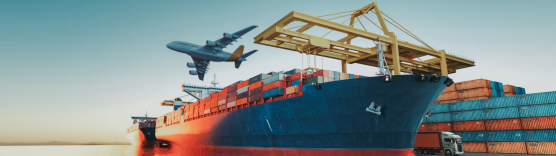 Ein großes Frachtschiff mit Containern, ein startendes Flugzeug und ein Lkw symbolisieren die weltweiten Transportwege für internationale Umzüge bei DACHSER & KOLB.