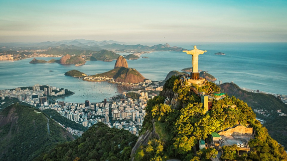 Blick auf die Christusstatue und den Zuckerhut in Rio de Janeiro für den Auslandsumzug nach Brasilien und Südamerika mit DACHSER & KOLB.