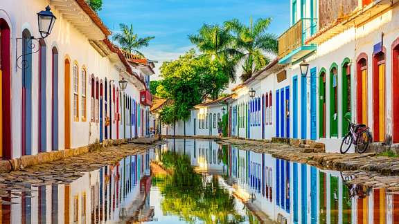 Bunte koloniale Häuser in den Straßen von Paraty in Brasilien für den stressfreien Auslandsumzug nach Südamerika mit DACHSER & KOLB.