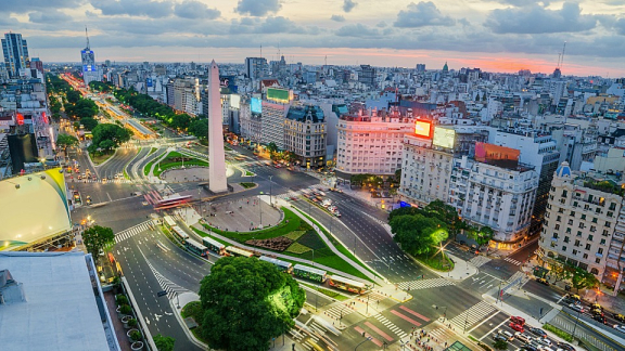 Blick auf den Obelisken in Buenos Aires bei Dämmerung für den maßgeschneiderten Auslandsumzug nach Südamerika mit DACHSER & KOLB.