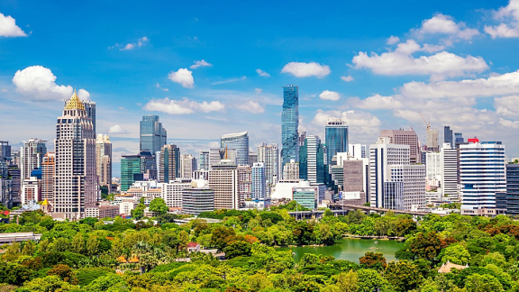 Blick auf den Lumphini-Park und die moderne Skyline von Bangkok für den organisierten Auslandsumzug nach Thailand mit DACHSER & KOLB.