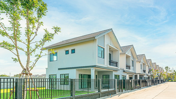 Moderne thailändische Einfamilienhäuser in einer Wohnstraße für den reibungslosen Auslandsumzug nach Thailand mit DACHSER & KOLB.
