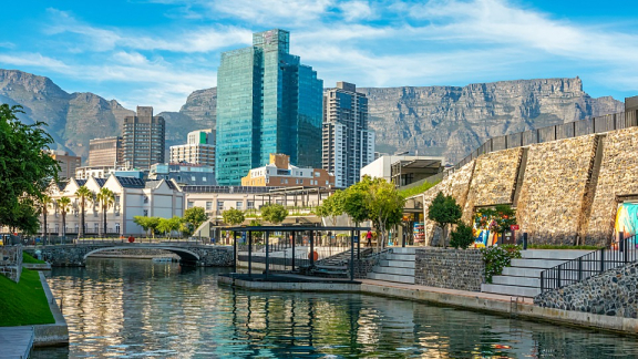 Die moderne V&A Waterfront in Kapstadt mit Blick auf den Tafelberg für den Auslandsumzug nach Südafrika mit DACHSER & KOLB.