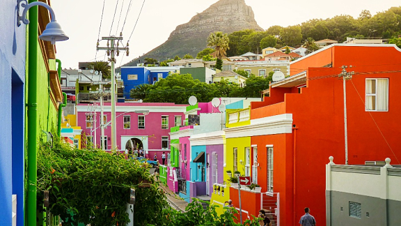 Die bunten Häuser des historischen Viertels Bo-Kaap in Kapstadt für den professionellen Auslandsumzug nach Südafrika mit DACHSER & KOLB.